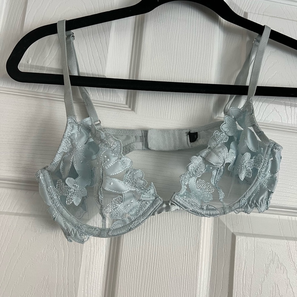 Elegant Lace Underwire Bra in Light Blue